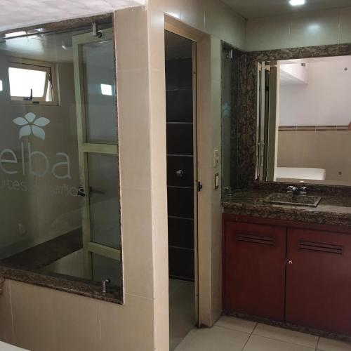 Ένα μπάνιο στο Hotel & suites elba