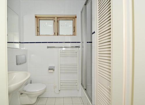 バンシンにあるFerienanlage Bansin Seepferdchen 3の白いバスルーム(トイレ、シンク付)