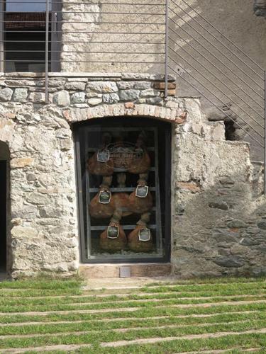 a window with a bunch of teddy bears in it at Le Coffret in Saint Marcel