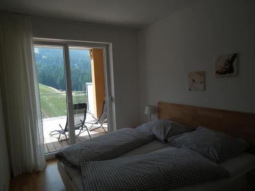 Postel nebo postele na pokoji v ubytování Nassfeld Apartments - "Traditionell anders"