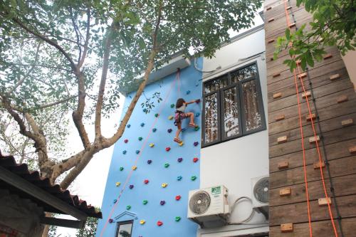 a climbing wall on the side of a building at Commander Lodge in Phong Nha