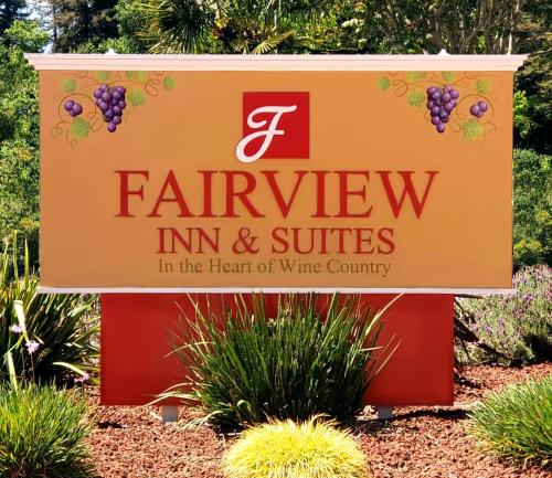 een bord voor een herberg en suites in het hart van het wijnland bij Fairview Inn & Suites in Healdsburg