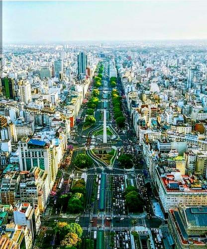 una vista aerea di una grande città con una croce di IDEAL CENTER a Buenos Aires
