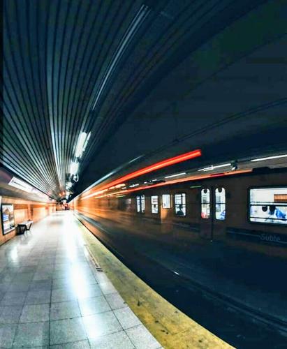 eine U-Bahn-Station mit einem U-Bahnzug bei Nacht in der Unterkunft IDEAL CENTER in Buenos Aires