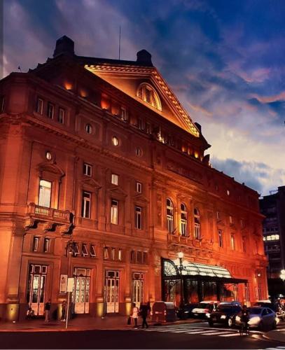 un grande edificio in mattoni su una strada cittadina di IDEAL CENTER a Buenos Aires