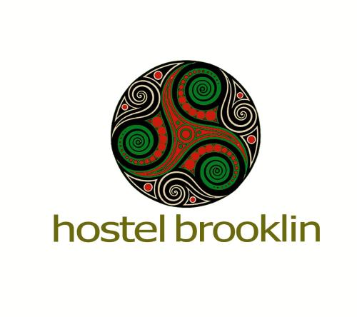 un huevo de pascua con una mandala en forma de huevo en Hostel Brooklin, en São Paulo