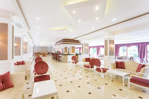 a lobby with couches and chairs and a kitchen at Galeri Resort Hotel - Ultra All Inclusive in Okurcalar