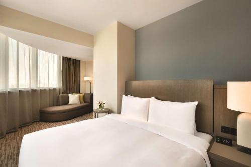 Un pat sau paturi într-o cameră la Hyatt House Yinchuan Yuecaicheng