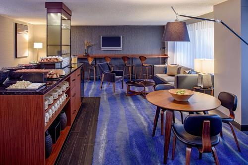 a hotel room with a kitchen and a living room at Hyatt Regency Minneapolis in Minneapolis