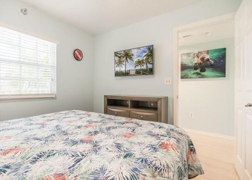a bedroom with a bed and a clock on the wall at Ocean Oasis at Ocean Pointe in Tavernier
