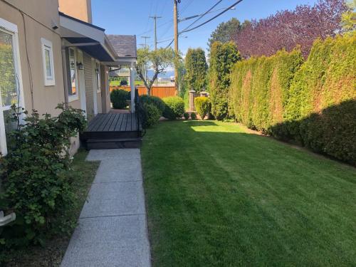 a house with a yard with green grass and a sidewalk at Royalty B&B in Richmond