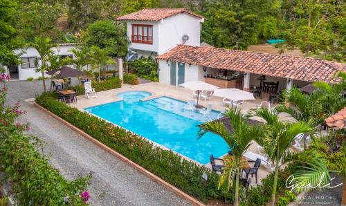 The swimming pool at or close to Finca Hotel Guali Santafe