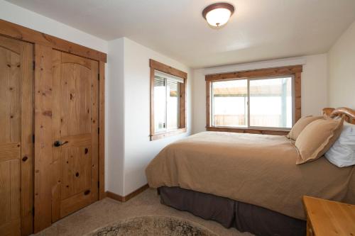 Katil atau katil-katil dalam bilik di Alpine Recharge by KABINO Huge Views Hot tub Garage PS3 WiFi Loft