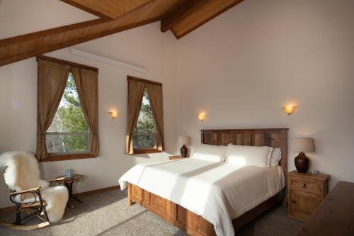Voodi või voodid majutusasutuse Alpine Recharge by KABINO Huge Views Hot tub Garage PS3 WiFi Loft toas
