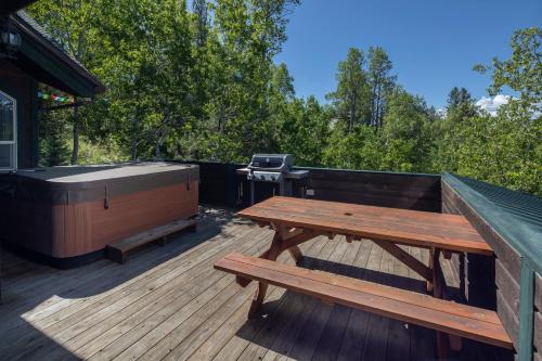 Balkoni atau teres di Alpine Recharge by KABINO Huge Views Hot tub Garage PS3 WiFi Loft