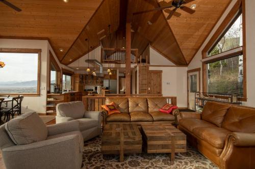 Ruang duduk di Alpine Recharge by KABINO Huge Views Hot tub Garage PS3 WiFi Loft