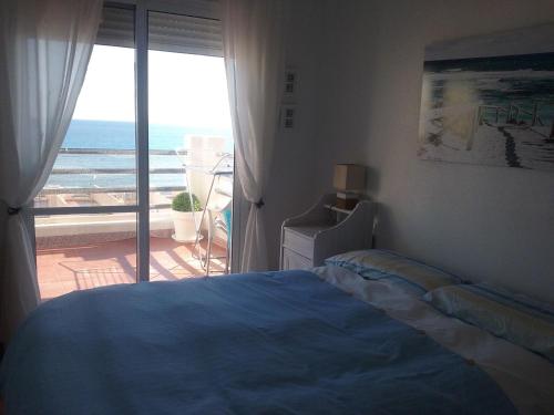 Posteľ alebo postele v izbe v ubytovaní APARTAMENTO JUNTO AL MAR EN LA COSTA DE ALMERIA
