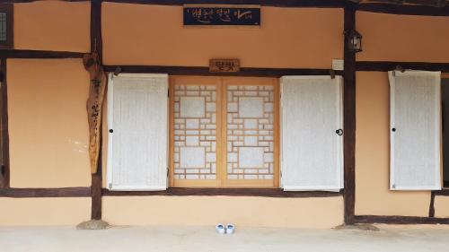 Gallery image of Moonlight House in Cheongsong