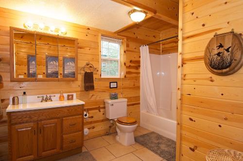 Koupelna v ubytování Trappers Chalet by KABINO Luxury Mountain Lodge Hot Tub Close to Yellowstone and Harriman Park Grill WiFi