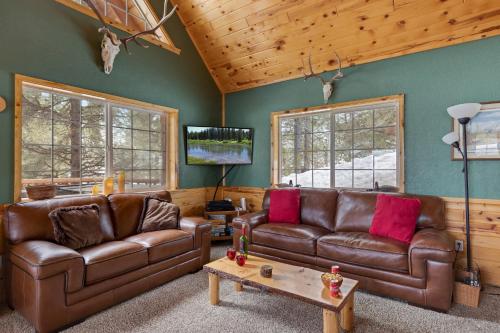 TV a/nebo společenská místnost v ubytování Trappers Chalet by KABINO Luxury Mountain Lodge Hot Tub Close to Yellowstone and Harriman Park Grill WiFi