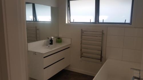 Vonios kambarys apgyvendinimo įstaigoje Edgehill - semi self-contained eco friendly home
