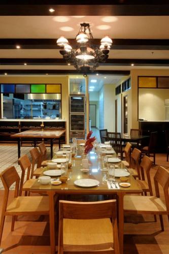 a large dining room with a table and chairs at Baan Khun Nine in Pattaya