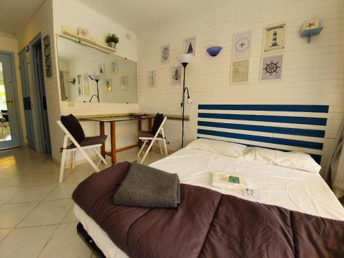 ヴィルヌーヴ・ルベにあるBlue apartment - Marina Baie Des Angesのベッドルーム1室(ベッド1台、テーブル、椅子付)