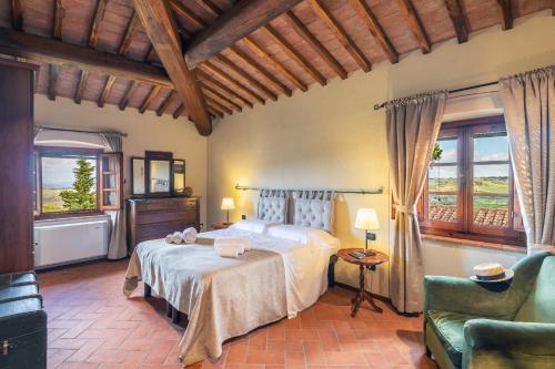Borgo Divino في مونتيزبيرتولي: غرفة نوم بسرير كبير وكرسيين