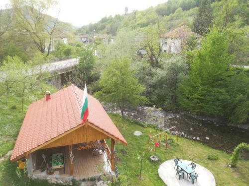a small house with a flag on top of it at Villa Bulgarka in Divchovoto