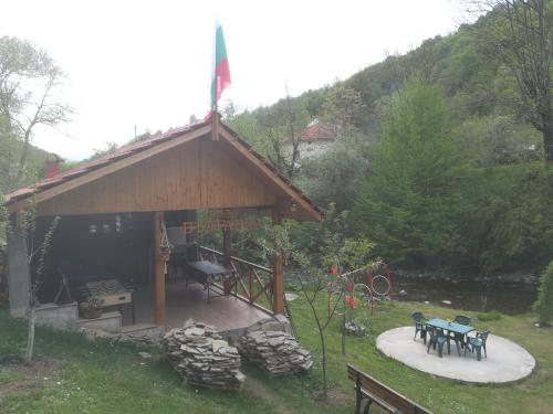 a gazebo with a picnic table and a grill at Villa Bulgarka in Divchovoto