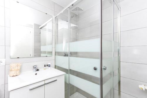 Kúpeľňa v ubytovaní Apartment Sivella By homevillas360