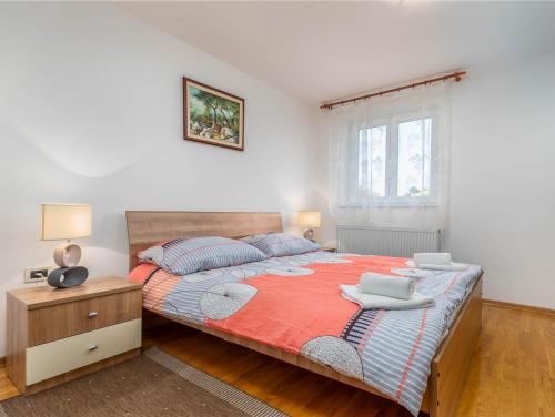 1 dormitorio con 1 cama grande y mesita de noche en Apartment Villa Nera, en Pula