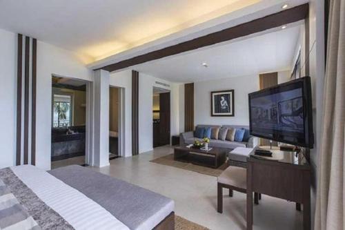 Cape Panwa Hotel Phuketにあるテレビまたはエンターテインメントセンター