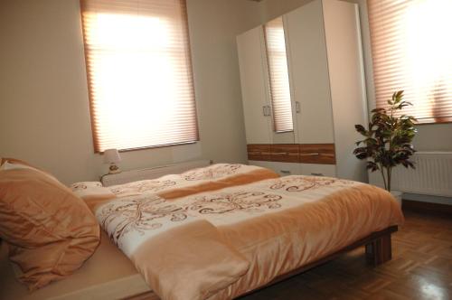 - une chambre avec 2 lits et 2 fenêtres dans l'établissement Apartments Stirl, à Dresde