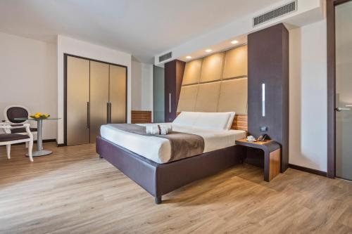 Ένα ή περισσότερα κρεβάτια σε δωμάτιο στο San Giorgio Palace Hotel Ragusa Ibla