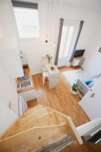 - une vue de tête sur une chambre dotée de parquet dans l'établissement 6 Rue Coste Corail, à Cannes