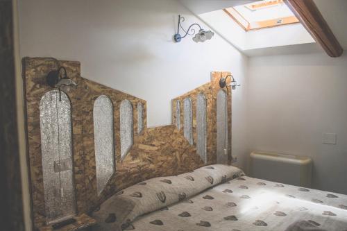 - une chambre avec un lit dans l'établissement Grande borgo, à Cava deʼ Tirreni