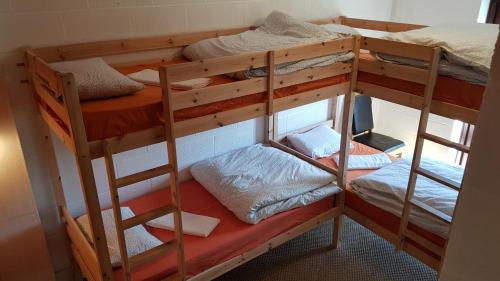 Una cama o camas en una habitación de Basecamp Wales