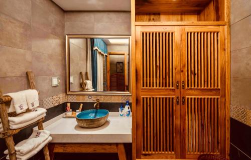 Ett badrum på Yuelu Homestay