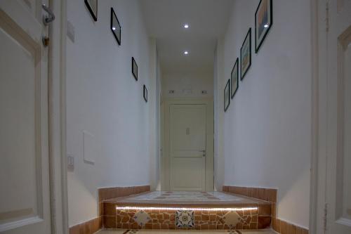 a hallway with a staircase with a bench in it at Borgo Civico 10 in Cava deʼ Tirreni