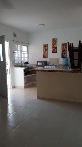 une chambre blanche avec un comptoir et une table dans l'établissement Hotel Villa Marán Chachalacas Ambiente Familiar, à Chachalacas