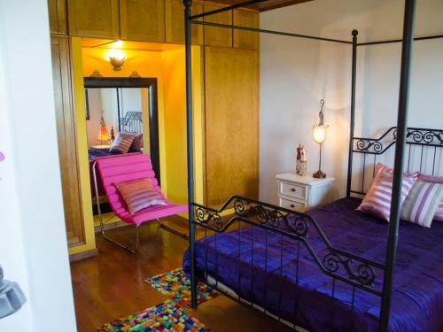- une chambre avec un lit à baldaquin et un miroir dans l'établissement Casa de Pedras Alvas, à Codeçoso