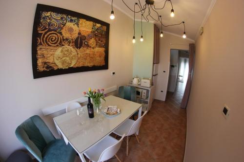 Un lugar para sentarse en Room and Apartment Doris