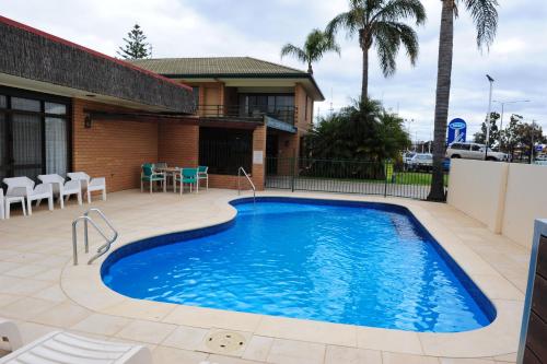 - une piscine en face d'une maison dans l'établissement Mildura Plaza Motor Inn, à Mildura