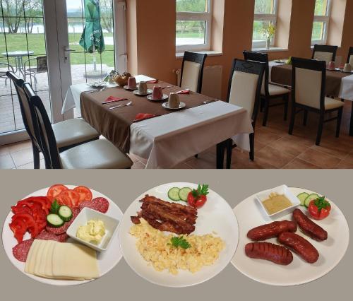 zwei Teller Essen mit Wurst und Gemüse auf dem Tisch in der Unterkunft Miklós Fogadó és Étterem in Mátraterenye