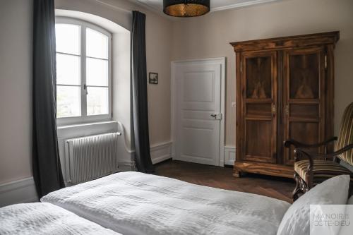 Una cama o camas en una habitación de Manoir de la Côte-Dieu
