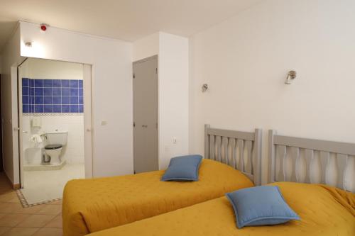 Una cama o camas en una habitación de Le Fangassier