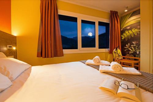  Apartaments Giberga -  Room  picture :   Tea/Coffee maker    Bath    Safety deposit box                           