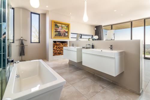 Et badeværelse på Stellar Guest Villa on Stunning Wine Farm