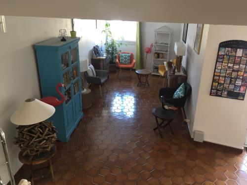a living room with chairs and a blue cabinet at Le Fangassier in Saintes-Maries-de-la-Mer